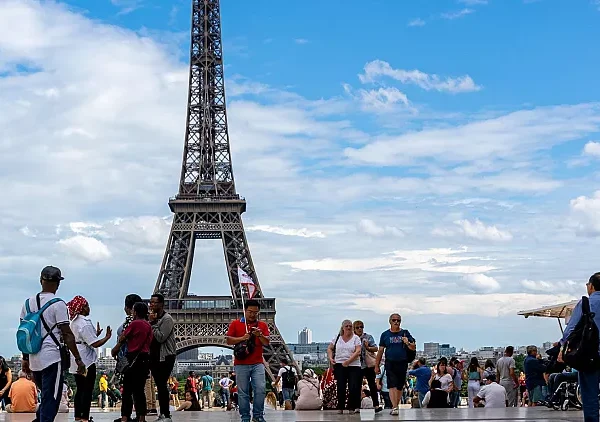 Parigi riduce le locazioni brevi ad un massimo di 90 giorni l’anno. In arrivo maxi multe per gli abusivi